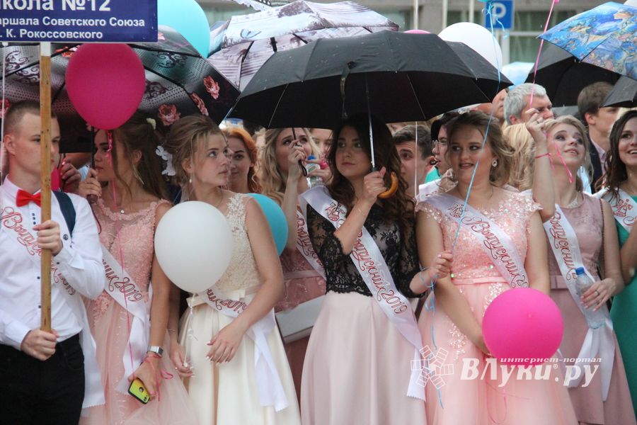 Великолукской «Бригантине» пришлось поплавать под дождём (ФОТО)