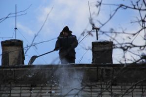 Смелые люди на крышах Великих Лук