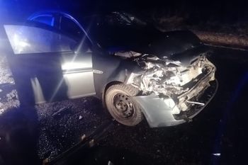 Под Великими Луками легковушка врезалась в грузовик (ФОТО)