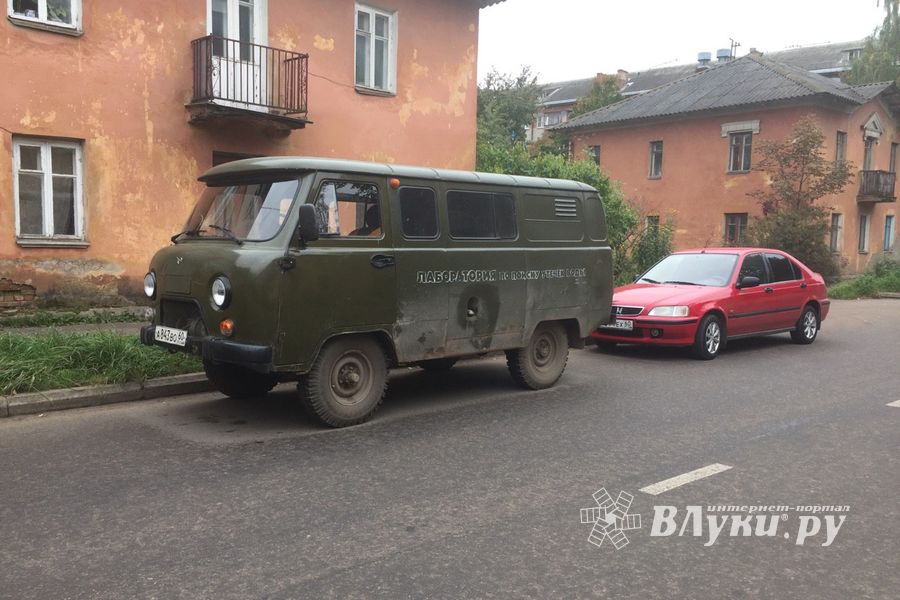 В Великих Луках забил «гейзер», по словам коммунальщиков, «рядовая ситуация» (ФОТО+ЗВУК)
