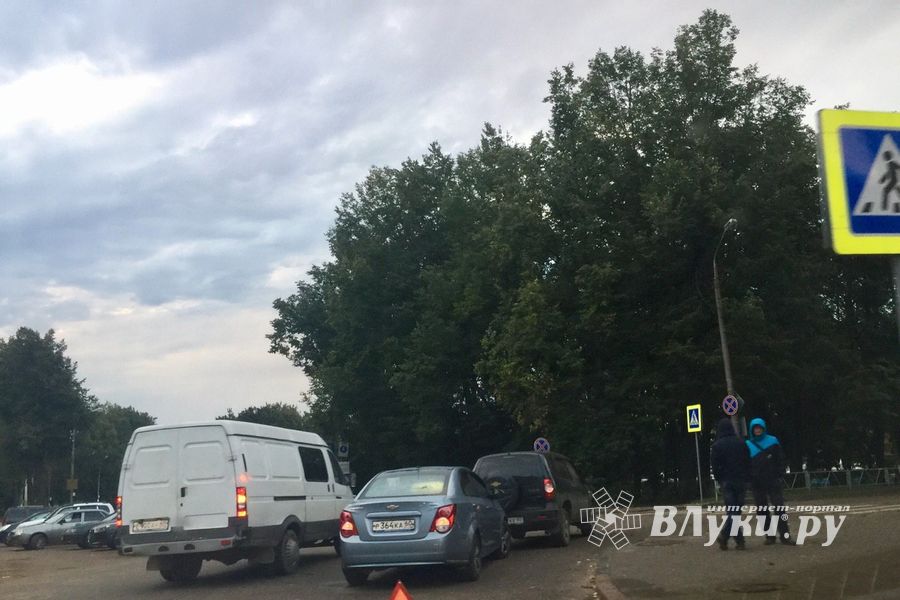 В Великих Луках произошло ДТП с двумя «Шевроле» (ФОТО)