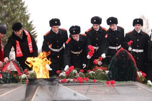 У Вечного огня в Великих Луках прошёл торжественный митинг (фото)