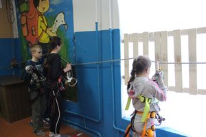 Великолукские школьники попрыгали по «кочкам»