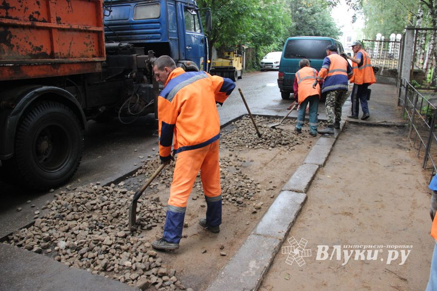 Дорожные работы на улицах Великих Лук (ФОТО)