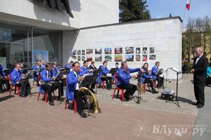 Парад Победы в Великих Луках (фото)