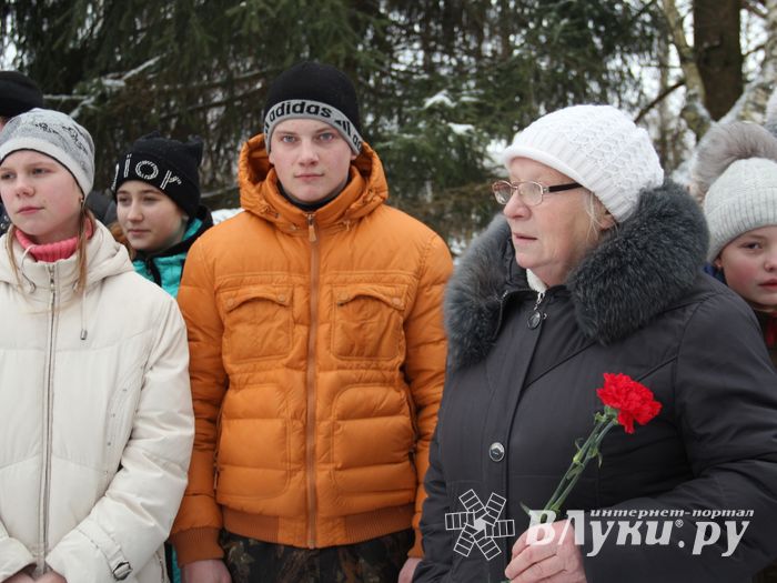 Никто не забыт: в Великих Луках благоустроили могилу неизвестного солдата (ФОТО)