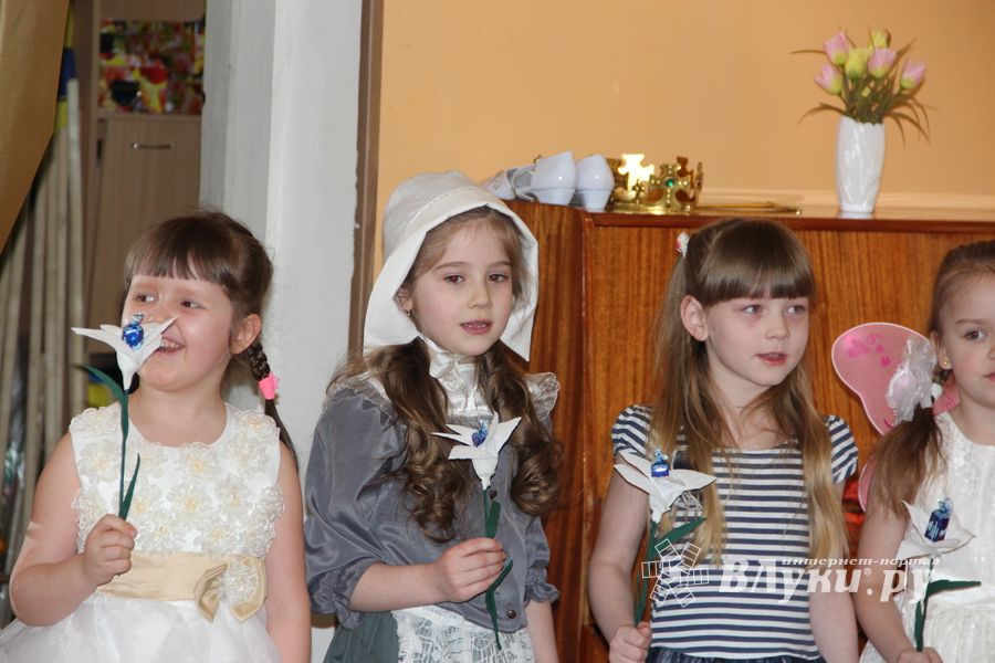 Дети поздравили мам с 8 марта (фото и видео)