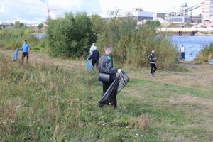 Псковские полицейские приняли участие во Всероссийском экологическом субботнике «Зеленая Россия» (фото)