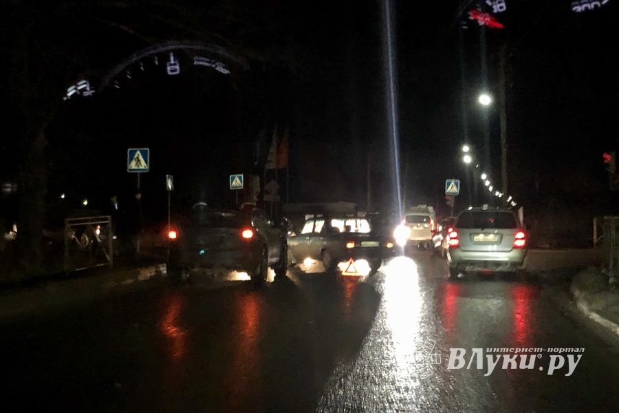 Из-за ДТП в Великих Луках сильно затруднено движение (ФОТО)