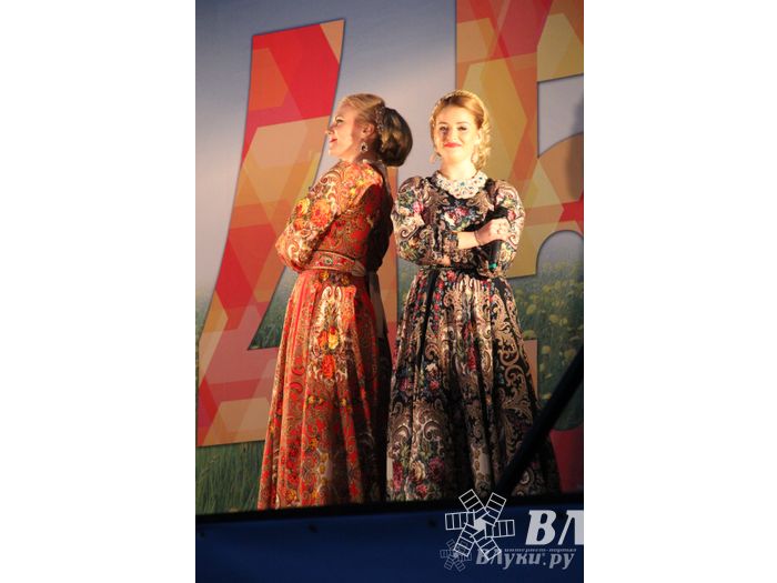 Праздничным концертом и салютом завершились празднования Дня Победы в Великих Луках (фото)