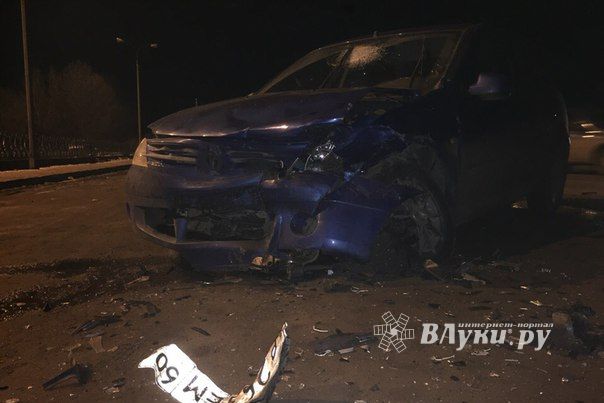 В Великих Луках столкнулись ИЖ и Рено (фото)