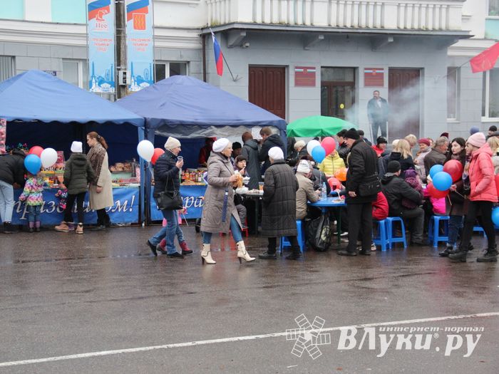 Митинг и праздничные гуляния в Великих Луках (ФОТО)