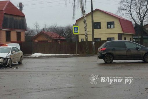Фотофакт: ​В Великих Луках столкнулись Пежо и такси 