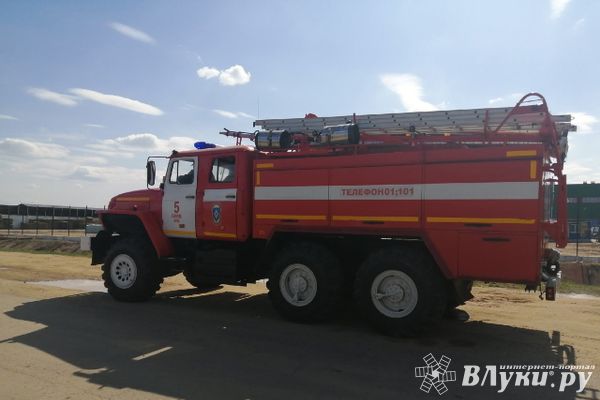 Два человека спасены при возгорании двухэтажного дома в Псковской области