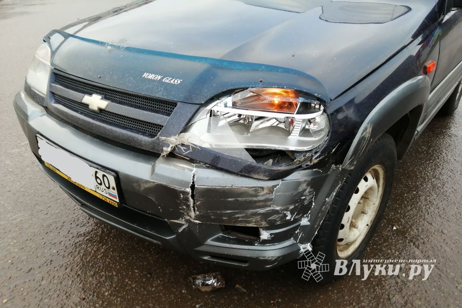 В Великих Луках столкнулись «Лада» и «Нива»