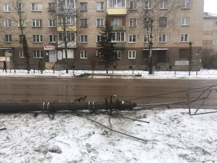 На проспекте Гагарина автомобили сбили столб (ФОТО)