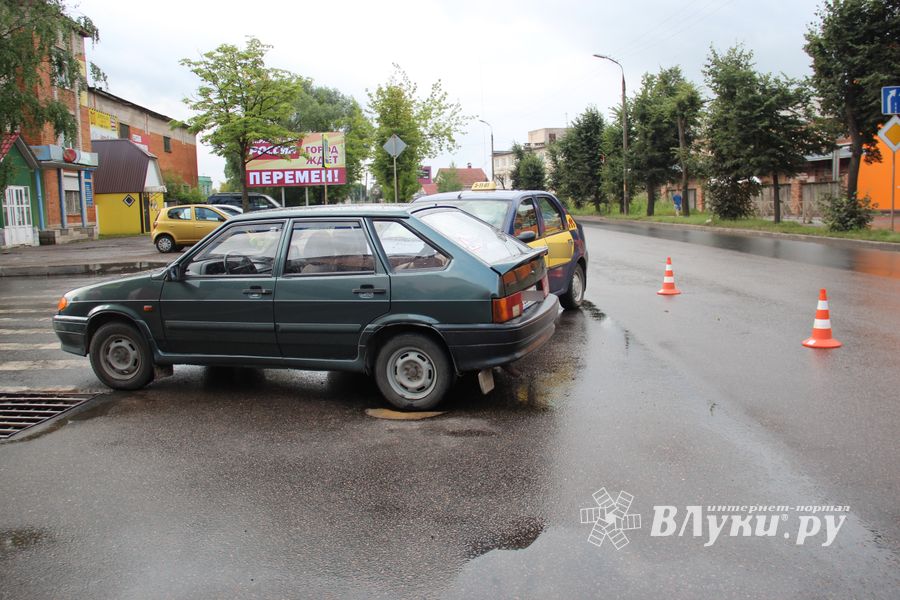 В Великих Луках, на проспекте Октябрьском, произошло ДТП (ФОТО)