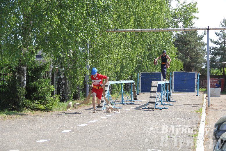 В Великих Луках прошли соревнования среди пожарных