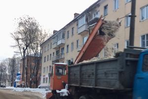 На улицы Великих Лук вышли снегоуборочные машины (ФОТО)