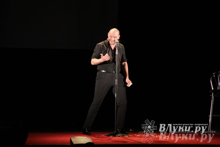 Максим Аверин выступил в Великих Луках с моноспектаклем (фото)