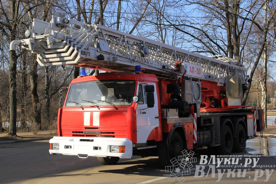 В центре Великих Лук спасатели продемонстрировали свою технику (ФОТО)
