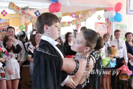 В Великих Луках прозвенели «Последние звонки»