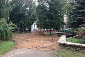 В Великих Луках ремонтируют сквер у памятного знака великолучанам, погибшим в «горячих точках» (фото)