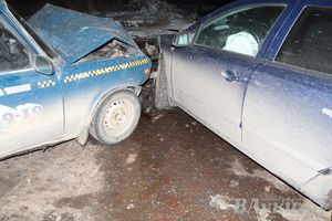 В Великих Луках столкнулись Опель и такси, есть пострадавшие (ФОТО)