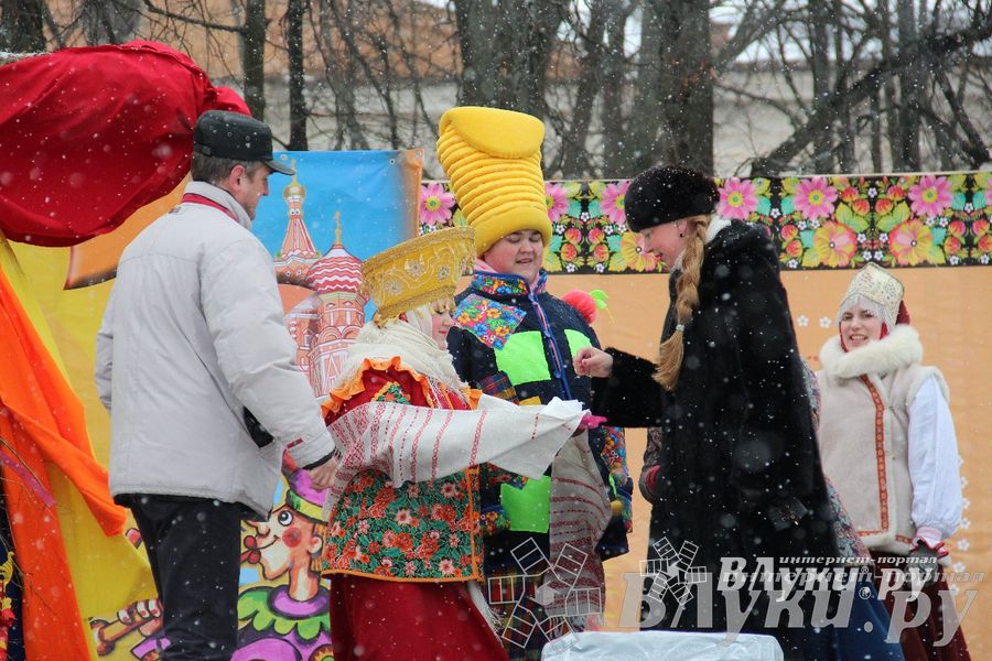 В Великих Луках встретили Масленицу