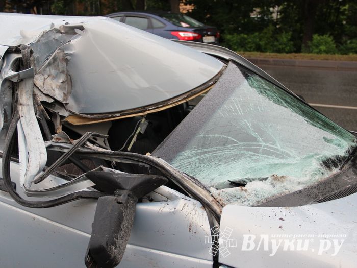 В Великих Луках столкнулись ВАЗ и Газель, есть пострадавшие (ФОТО)