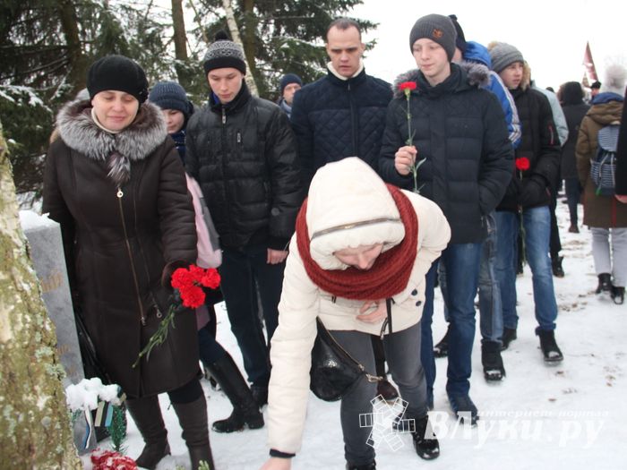 Никто не забыт: в Великих Луках благоустроили могилу неизвестного солдата (ФОТО)