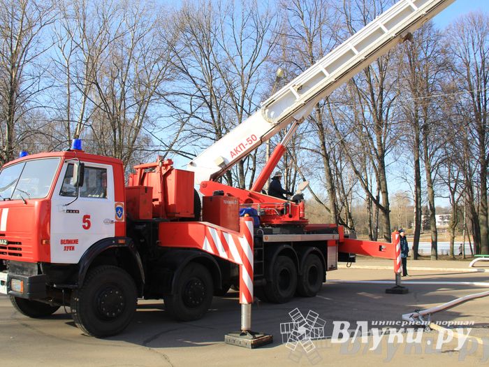 В центре Великих Лук спасатели продемонстрировали свою технику (ФОТО)