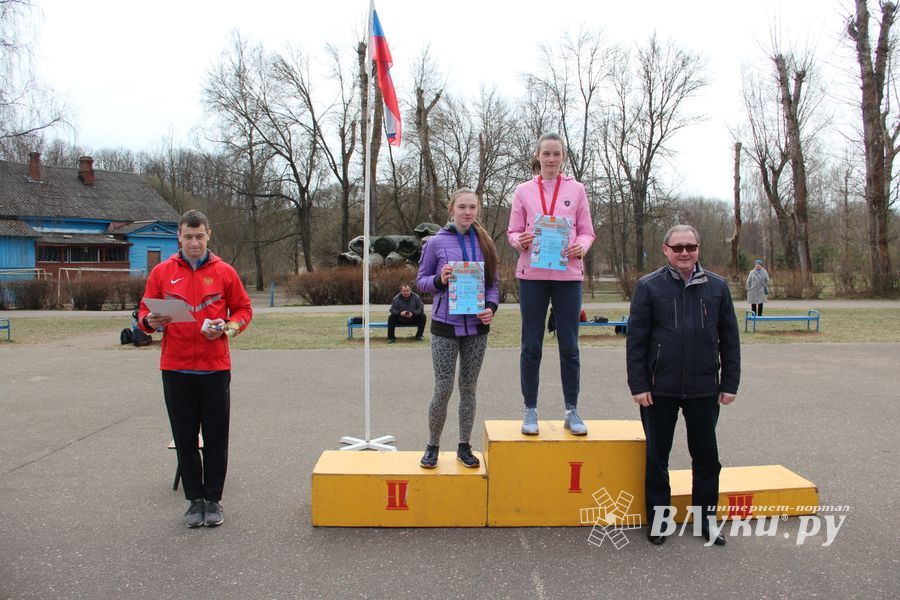 В Великих Луках прошёл легкоатлетический кросс (ФОТО)