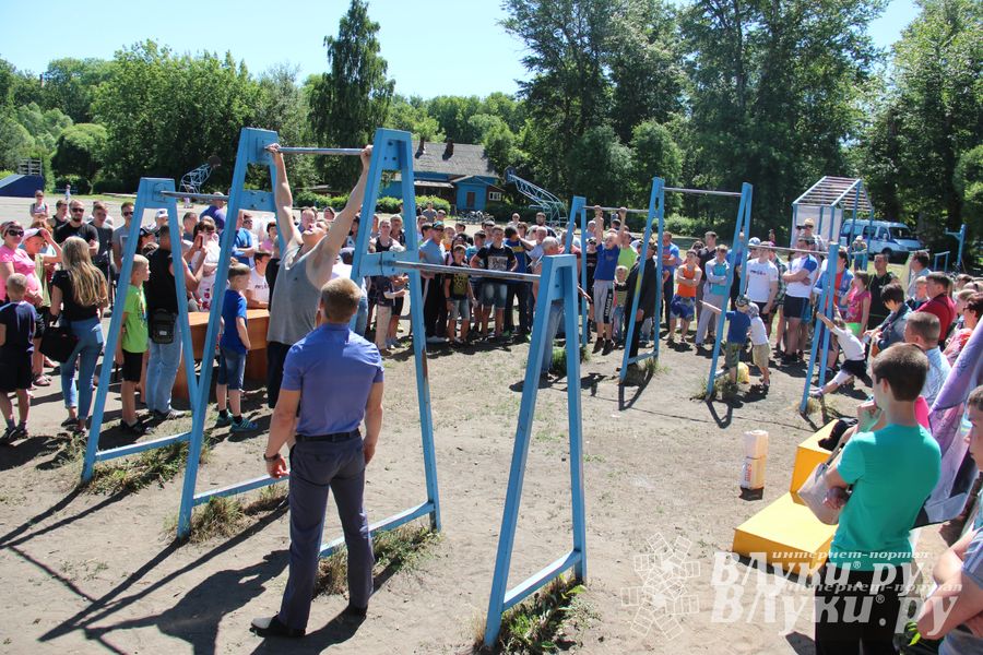 В Великих Луках состояли соревнования по подтягиванию на турнике (фото)