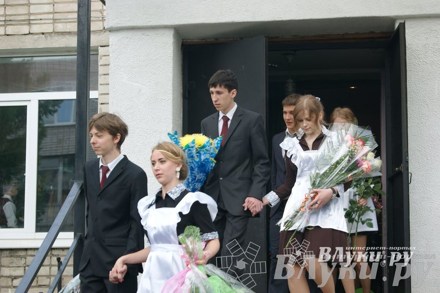 «Последний звонок» в школах Великих Лук