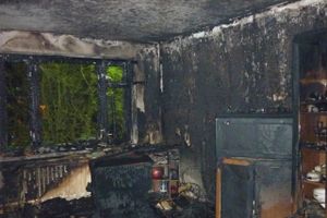 В Великих Луках сгорела квартира из-за неосторожного обращения с огнем (фото)