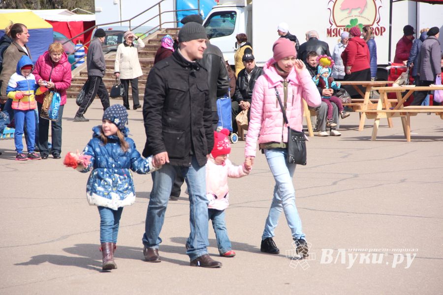 В Великих Луках проходит Весенняя ярмарка