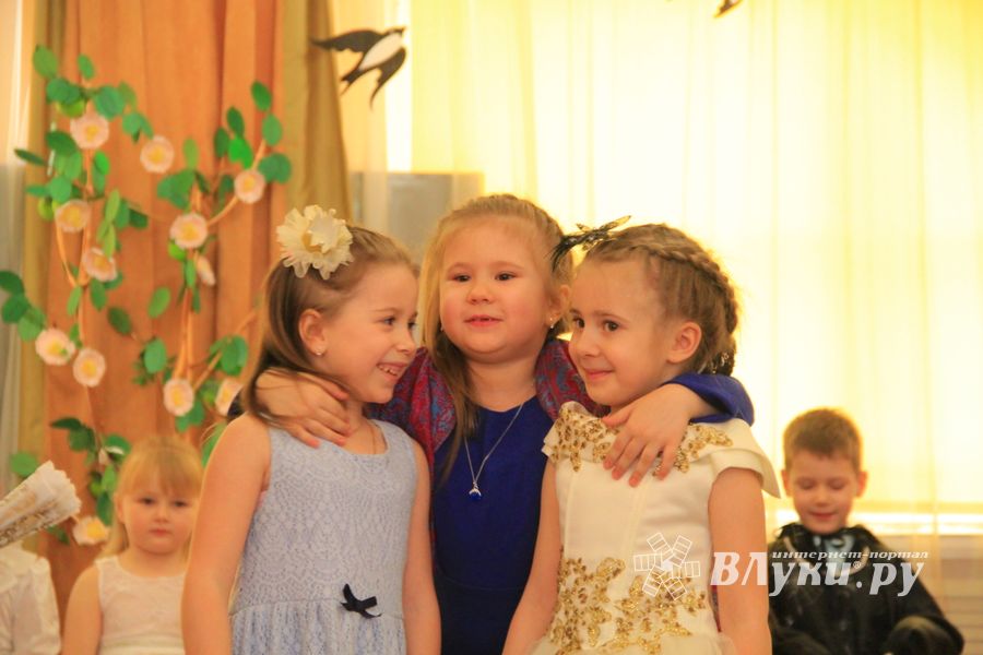 Юные великолучане поздравили мам и бабушек с помощью Золушки (ФОТО)