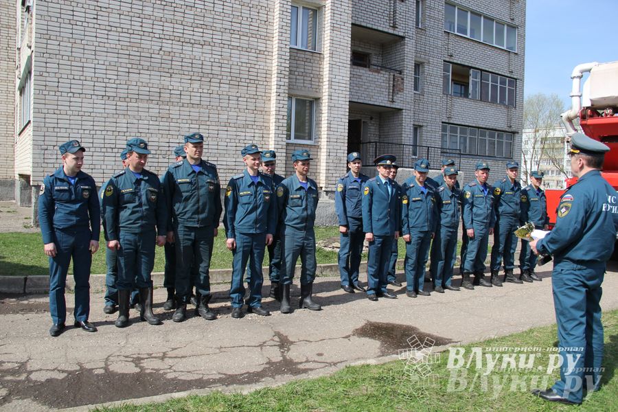 В Великих Луках прошли соревнования пожарных расчетов