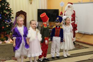 В Великие Луки пришла пора новогодних утренников (ФОТО)