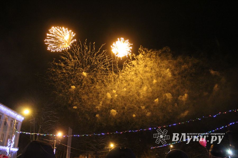 В Великих Луках зажгли Ёлку (ФОТО)