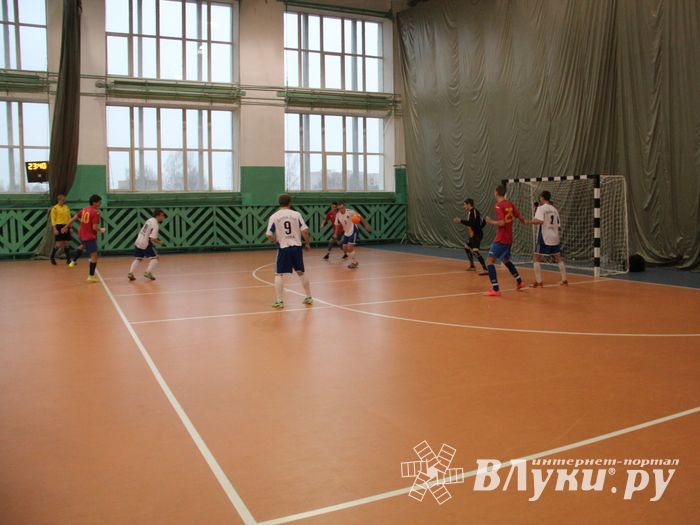 В Великих Луках продолжается Первенство города по мини-футболу (фото)