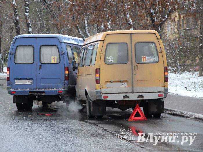 На проспекте Гагарина маршрутки не поделили остановку (ФОТО)