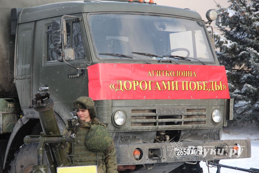 Великолучанам показывают армейскую технику и кормят кашей (6+) (ФОТО)