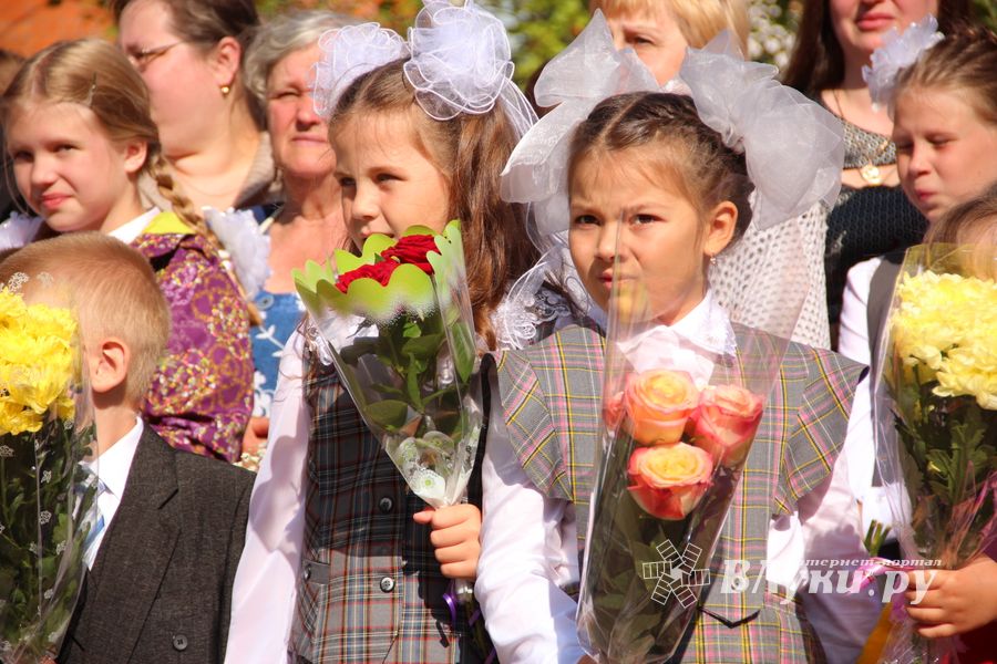 Самую многочисленную школу Великих Лук пополнили 116 первоклассников (ФОТО)