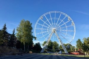 Началась установка кабинок на колесо обозрения