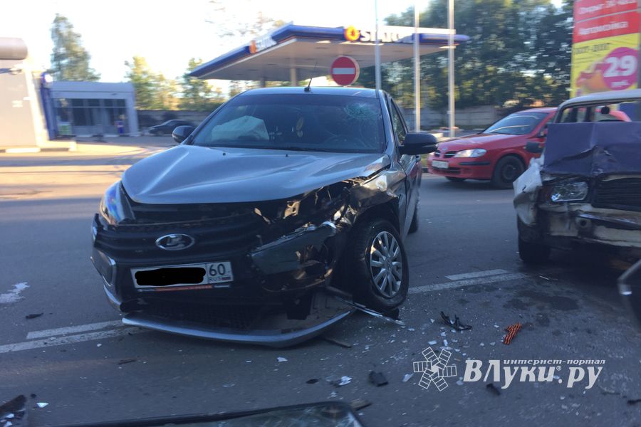 ДТП на Октябрьском в Великих Луках (ФОТО)