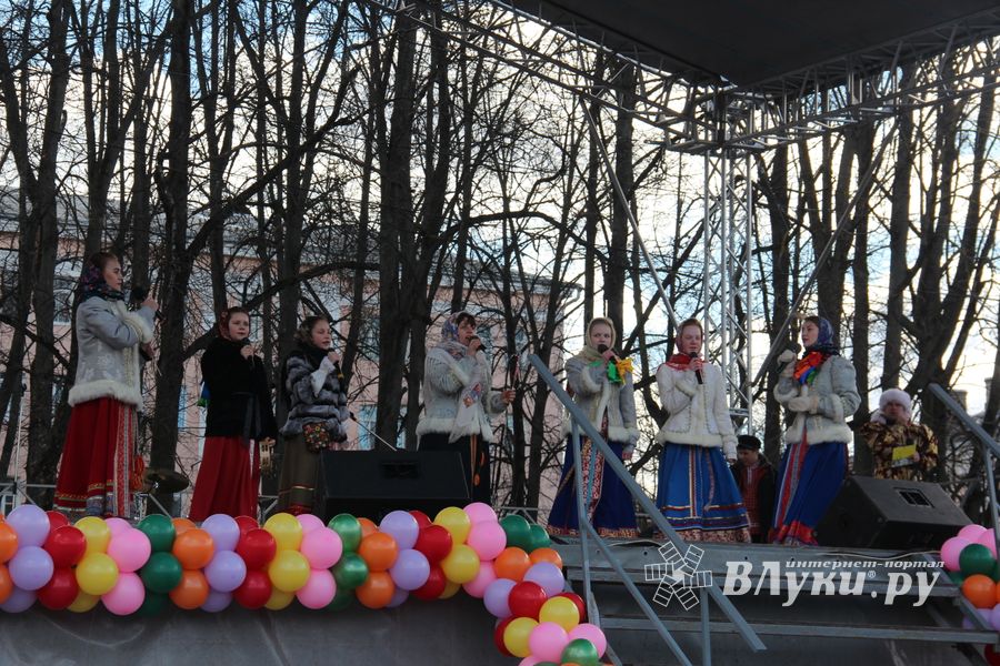 В Великих Луках широко отметили Масленицу (ФОТО)