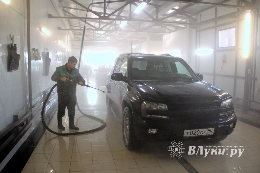 Автомойка в Великих Луках дарит подарки в День автомобилиста (ФОТО)