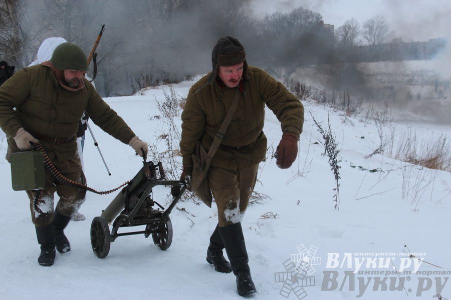 Реконструкция битвы за освобождение Великих Лук